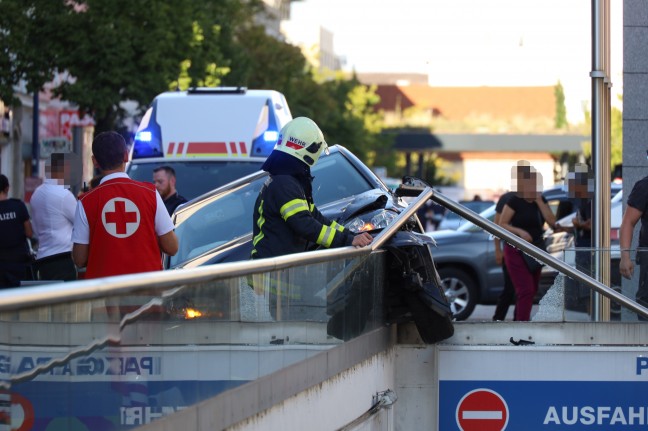 Spektakulärer Crash: Auto hing nach Verkehrsunfall in Wels-Innenstadt über Tiefgaragenabfahrt