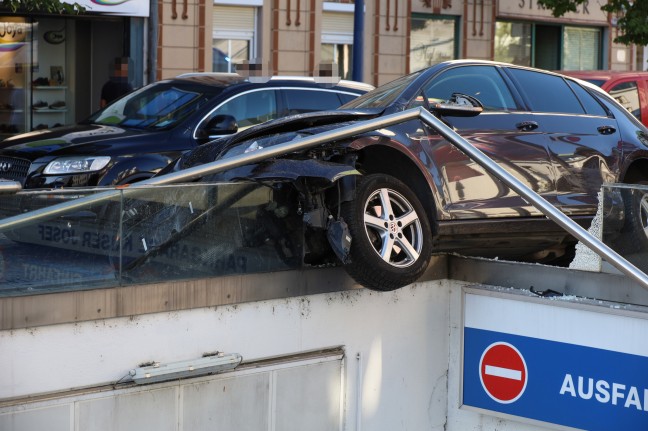 Spektakulärer Crash: Auto hing nach Verkehrsunfall in Wels-Innenstadt über Tiefgaragenabfahrt