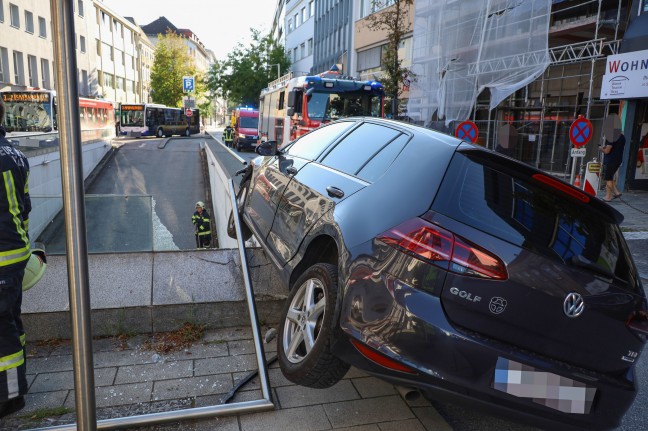 Spektakulärer Crash: Auto hing nach Verkehrsunfall in Wels-Innenstadt über Tiefgaragenabfahrt