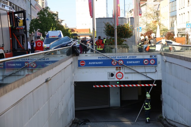 Spektakulärer Crash: Auto hing nach Verkehrsunfall in Wels-Innenstadt über Tiefgaragenabfahrt