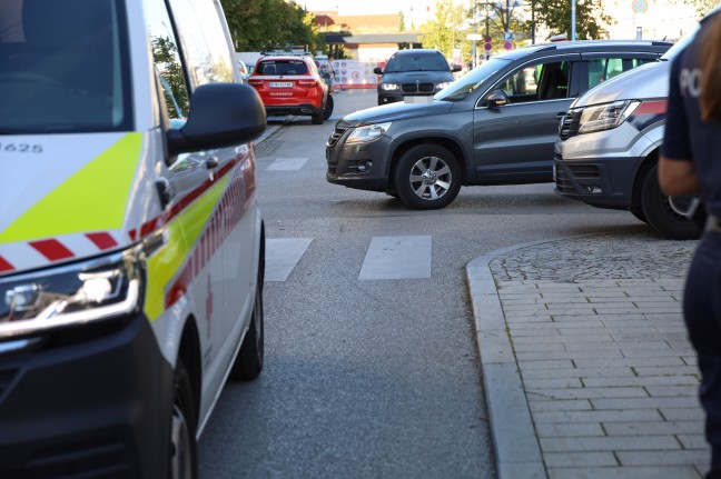 Spektakulärer Crash: Auto hing nach Verkehrsunfall in Wels-Innenstadt über Tiefgaragenabfahrt