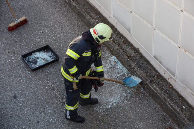 Spektakulärer Crash: Auto hing nach Verkehrsunfall in Wels-Innenstadt über Tiefgaragenabfahrt