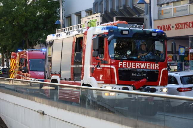 Spektakulärer Crash: Auto hing nach Verkehrsunfall in Wels-Innenstadt über Tiefgaragenabfahrt