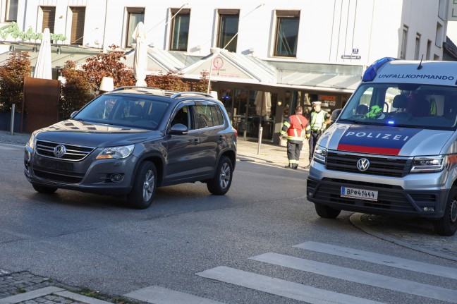 Spektakulärer Crash: Auto hing nach Verkehrsunfall in Wels-Innenstadt über Tiefgaragenabfahrt