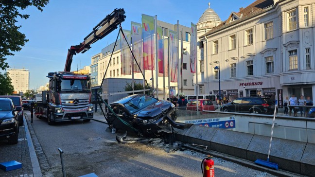 Spektakulärer Crash: Auto hing nach Verkehrsunfall in Wels-Innenstadt über Tiefgaragenabfahrt