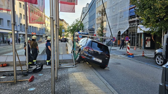 Spektakulärer Crash: Auto hing nach Verkehrsunfall in Wels-Innenstadt über Tiefgaragenabfahrt