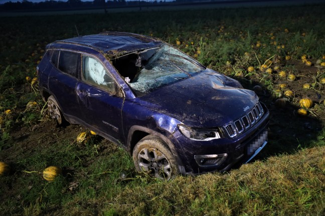 Auto bei Verkehrsunfall in Buchkirchen in Kürbisfeld überschlagen