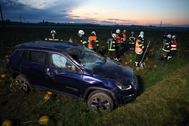 Auto bei Verkehrsunfall in Buchkirchen in Kürbisfeld überschlagen