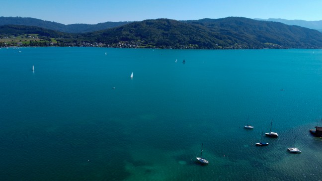 Personenrettung: Einsatzkräfte zu gekentertem Boot im Attersee bei Seewalchen am Attersee gerufen