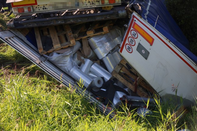 LKW-Sattelzug auf Innkreisautobahn bei Andrichsfurt umgestürzt