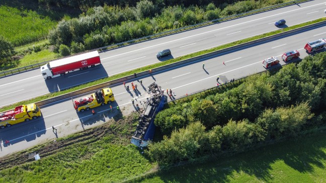 LKW-Sattelzug auf Innkreisautobahn bei Andrichsfurt umgestürzt