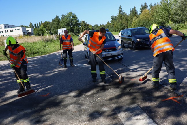 Kreuzungsunfall auf Pyhrnpass Straße in Thalheim bei Wels fordert eine leichtverletzte Person