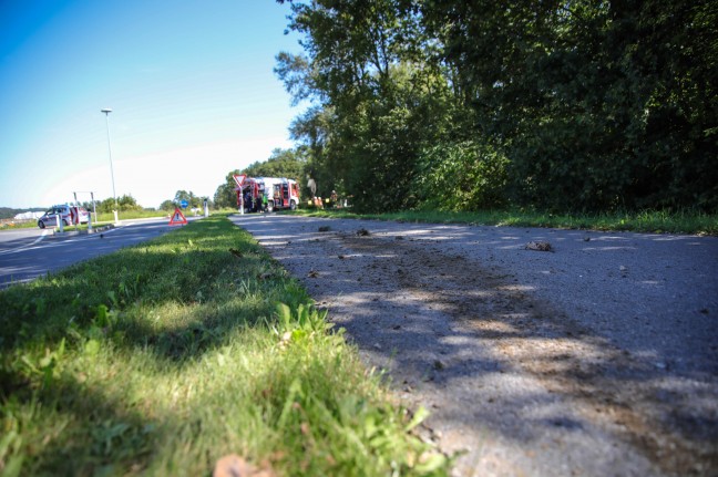 LKW bei Kreisverkehr in Buchkirchen in Bachbett des Hundshamer Bachs gestrzt