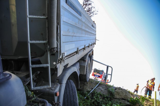 LKW bei Kreisverkehr in Buchkirchen in Bachbett des Hundshamer Bachs gestürzt