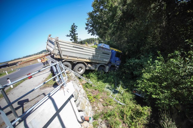 LKW bei Kreisverkehr in Buchkirchen in Bachbett des Hundshamer Bachs gestürzt