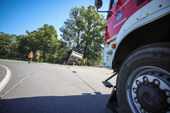 LKW bei Kreisverkehr in Buchkirchen in Bachbett des Hundshamer Bachs gestürzt