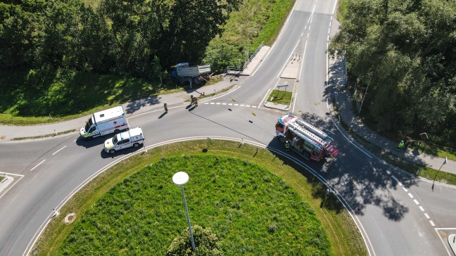 LKW bei Kreisverkehr in Buchkirchen in Bachbett des Hundshamer Bachs gestürzt