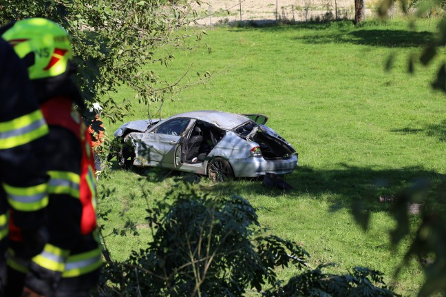 Auto mehrmals überschlagen: Schwerer Verkehrsunfall in Schlüßlberg fordert zwei Verletzte