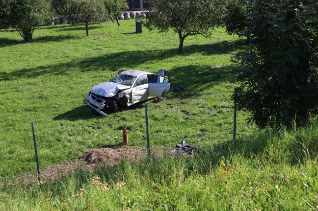 Auto mehrmals überschlagen: Schwerer Verkehrsunfall in Schlüßlberg fordert zwei Verletzte