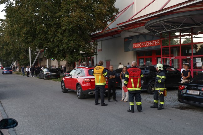 Feuerwehr als Hochzeitscrasher: Starke Verrauchung mehrerer Messehallen bei Hochzeit in Wels-Innenstadt