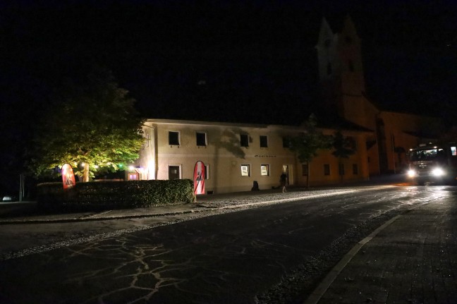 Feuerwehr nach Brand in einem Gasthaus in Gschwandt im Einsatz