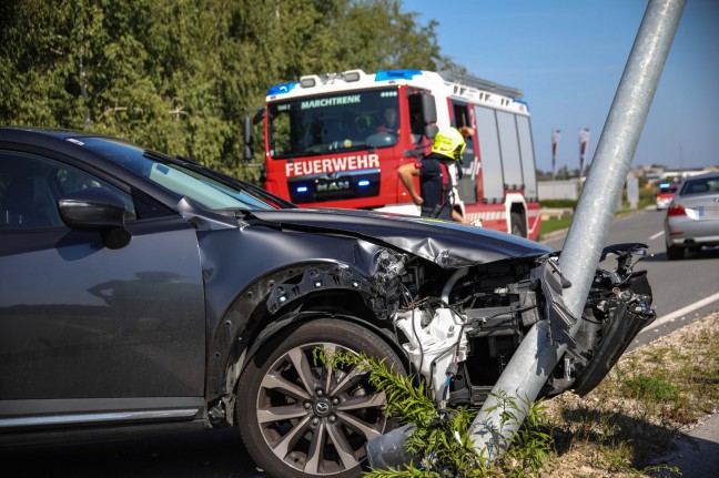 Auto bei Verkehrsunfall in Marchtrenk gegen Straßenlaterne gekracht