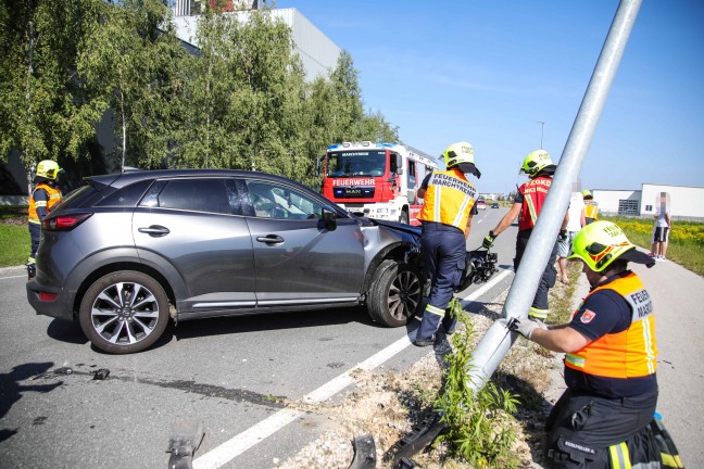 Auto bei Verkehrsunfall in Marchtrenk gegen Straenlaterne gekracht