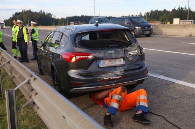 Auto bei Verkehrsunfall auf Westautobahn in Allhaming überschlagen