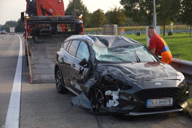 Auto bei Verkehrsunfall auf Westautobahn in Allhaming überschlagen