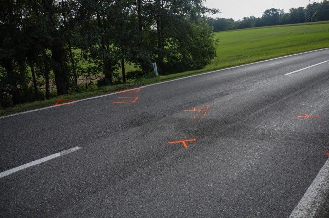 Autolenker (93) starb nach Kollision mit Bagger bei Haag am Hausruck im Krankenhaus