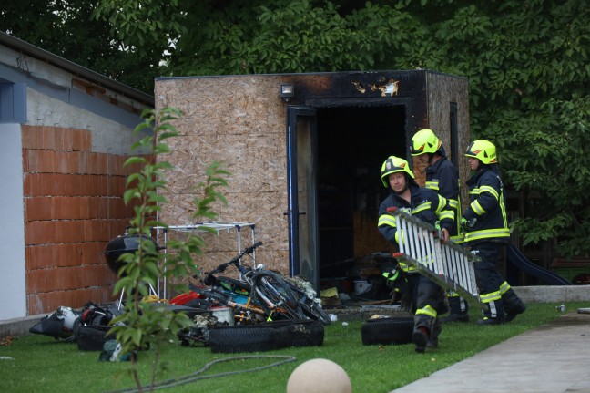 Einsatz zweier Feuerwehren bei Brand einer Gartenhütte in Micheldorf in Oberösterreich