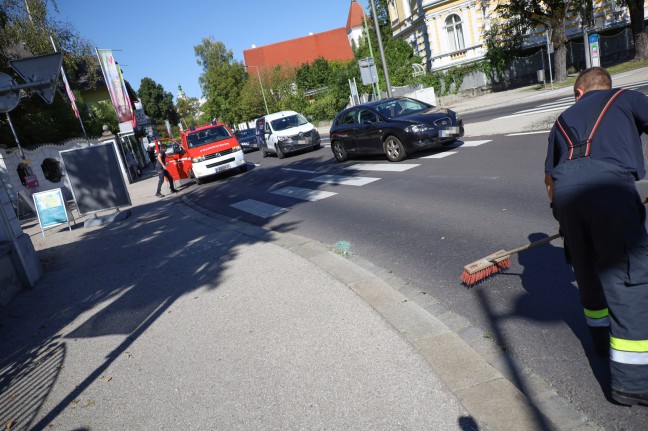 Feuerwehr im Einsatz: Glassplitter einer Scheibe waren auf Strae in Wels-Innenstadt verteilt