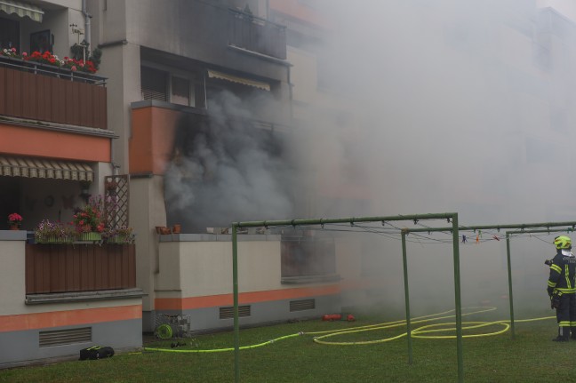 37 Personen gerettet: Groeinsatz nach Wohnungsbrand in Mehrparteienwohnhaus in Traun