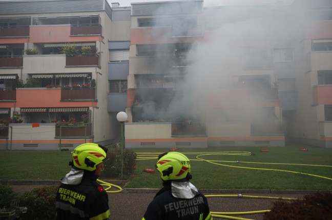 37 Personen gerettet: Großeinsatz nach Wohnungsbrand in Mehrparteienwohnhaus in Traun