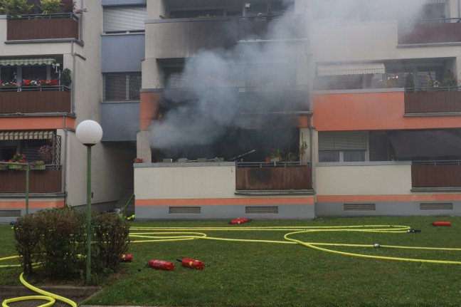 37 Personen gerettet: Groeinsatz nach Wohnungsbrand in Mehrparteienwohnhaus in Traun