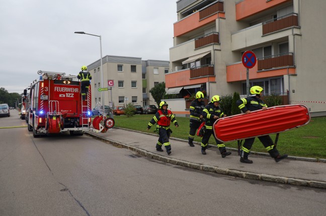 37 Personen gerettet: Großeinsatz nach Wohnungsbrand in Mehrparteienwohnhaus in Traun