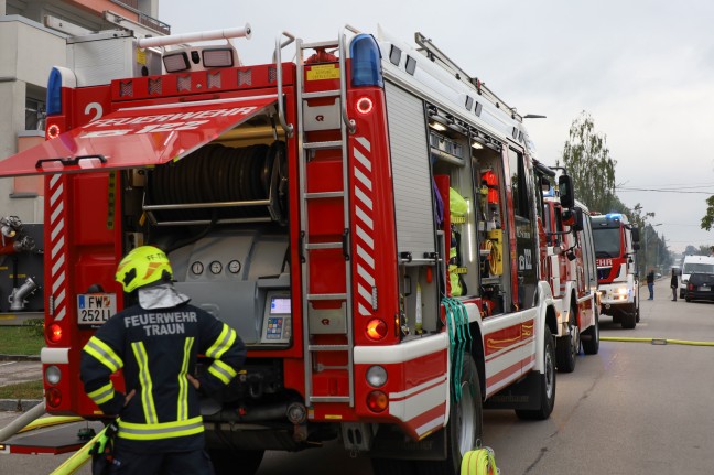 37 Personen gerettet: Großeinsatz nach Wohnungsbrand in Mehrparteienwohnhaus in Traun