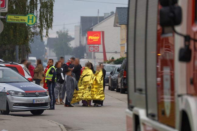 37 Personen gerettet: Großeinsatz nach Wohnungsbrand in Mehrparteienwohnhaus in Traun