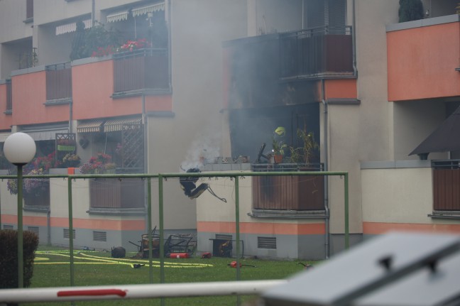 37 Personen gerettet: Groeinsatz nach Wohnungsbrand in Mehrparteienwohnhaus in Traun