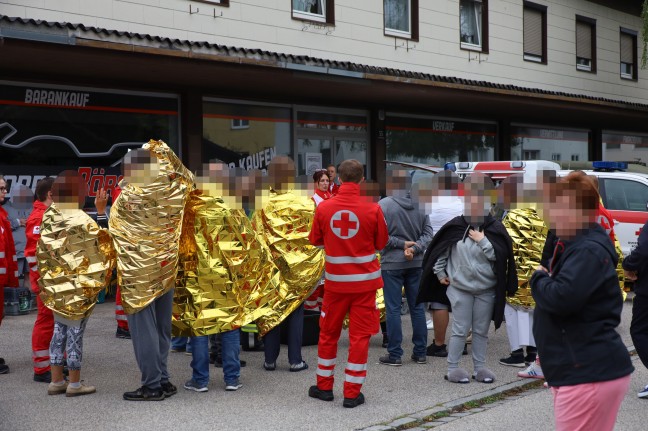 37 Personen gerettet: Groeinsatz nach Wohnungsbrand in Mehrparteienwohnhaus in Traun