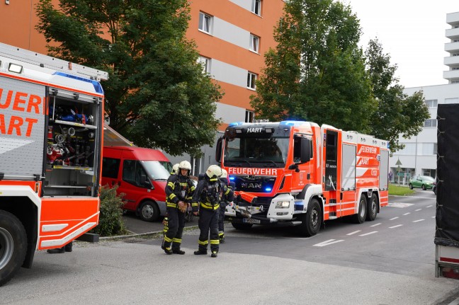 Drei Feuerwehren bei Brand in einem Mehrparteienwohnhaus in Leonding im Einsatz