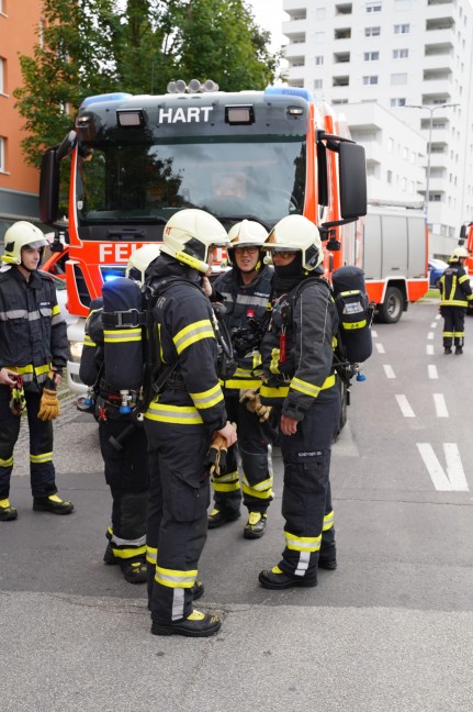 Drei Feuerwehren bei Brand in einem Mehrparteienwohnhaus in Leonding im Einsatz
