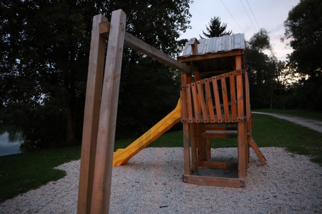 Person steckte auf Spielplatz am Rutzinger See in Hrsching in Schaukel fest