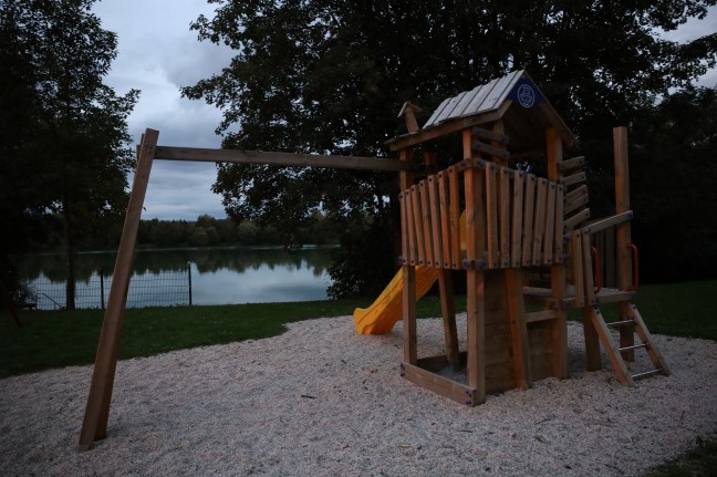 Person steckte auf Spielplatz am Rutzinger See in Hrsching in Schaukel fest