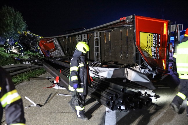 LKW mit Stahlträgern umgestürzt: Verletzter bei schwerem Unfall auf Westautobahn bei Sattledt