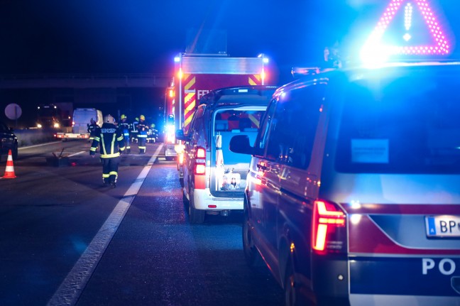 LKW mit Stahlträgern umgestürzt: Verletzter bei schwerem Unfall auf Westautobahn bei Sattledt