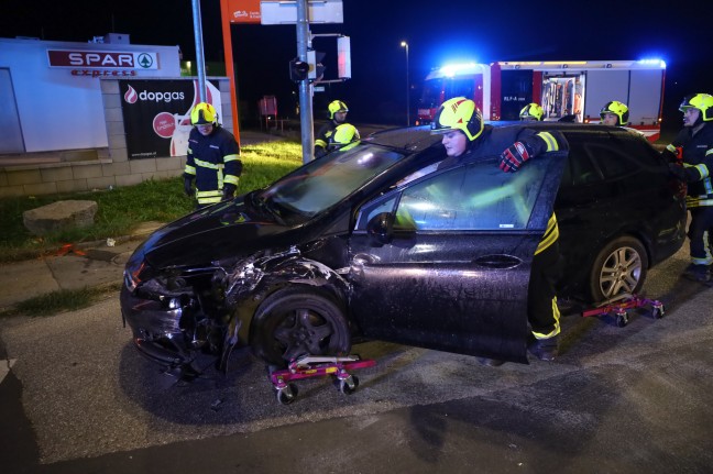 Kreuzungskollision zwischen zwei PKW auf Gmundener Strae in Stadl-Paura