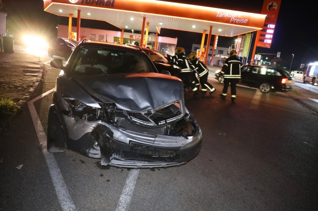 Kreuzungskollision zwischen zwei PKW auf Gmundener Straße in Stadl-Paura