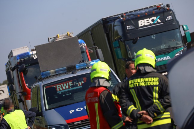 Brand im Motorraum: Drei Feuerwehren bei PKW-Brand auf Welser Autobahn in Pucking im Einsatz