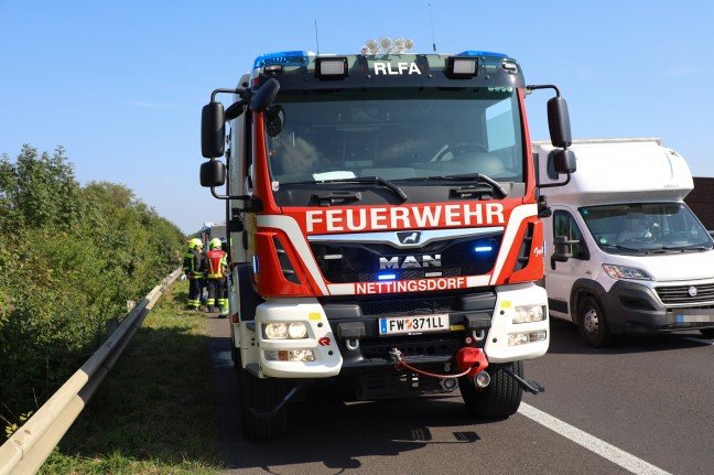 Brand im Motorraum: Drei Feuerwehren bei PKW-Brand auf Welser Autobahn in Pucking im Einsatz